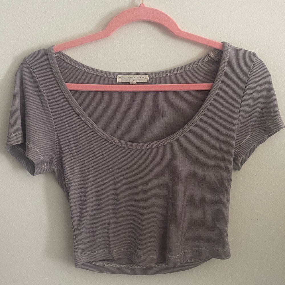 Size M cropped mauve toned grey short sleeve top